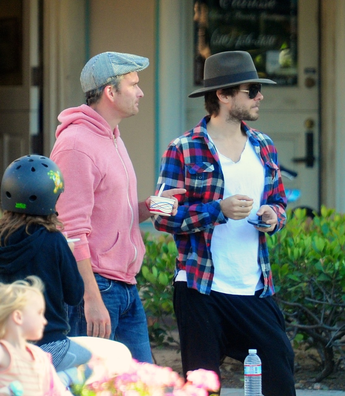 29/05/2011 - Jared Leto in Malibu with Balthazar Getty’s children ...